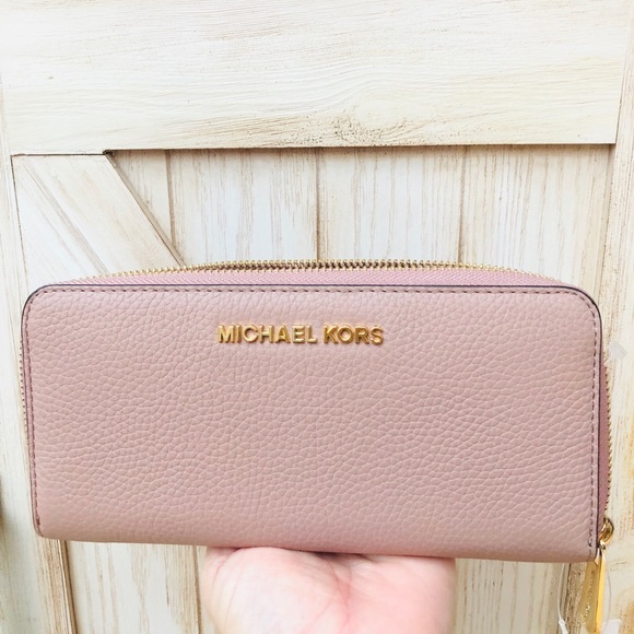 Michael Kors Handbags - NWT Michael Kors Jet Set item wallet Fawn